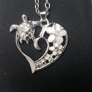 Beautiful turtle necklace NWOT